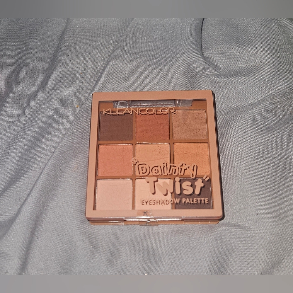 Kleancolor Dainty Twist Eyeshadow Palette - 02 Pretzel BNIB